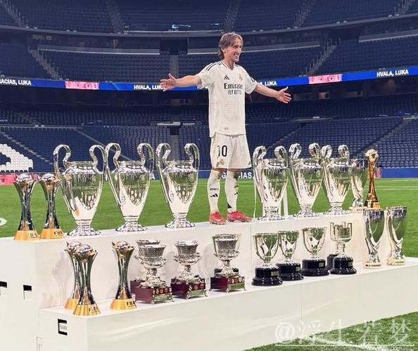 39岁魔笛告别皇马远赴圣西罗,与78岁佛爷握手承诺永不反戈 39岁魔笛告别皇马远赴圣西罗,与78岁佛爷握手承诺永不反戈